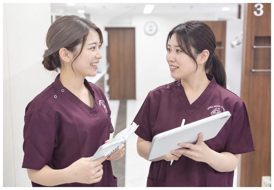 スタッフが説明を受けている様子